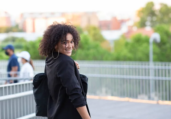 Afro Americana Mulher Andando Rua Abaixo — Fotografia de Stock