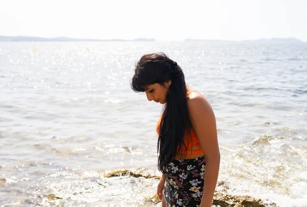 Kumsalda mutlu güzel bir kız, Latin bir kadın.