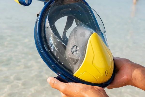 Manos Una Mujer Con Gafas Snorkel Concepto Vacaciones — Foto de Stock