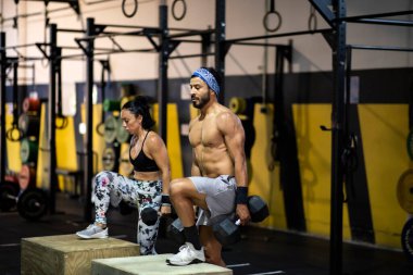 Beden eğitimi yapan iki kişinin fotoğrafı. sağlıklı yaşam egzersizi