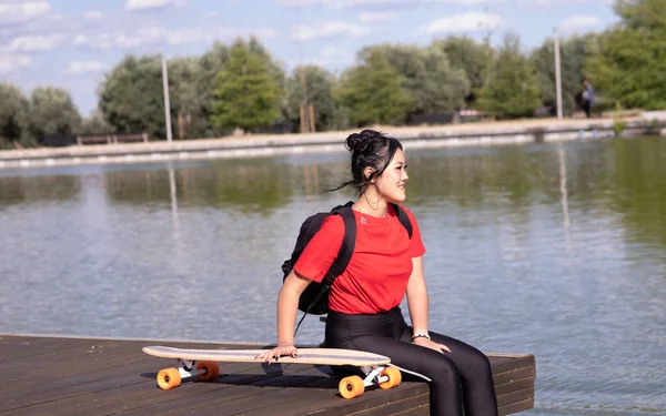Mädchen Sitzt Auf Einem Steg Einem See Mit Rucksack Und — Stockfoto