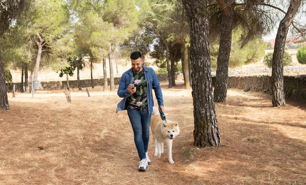 Homem Caminha Com Seu Cão Floresta — Fotografia de Stock