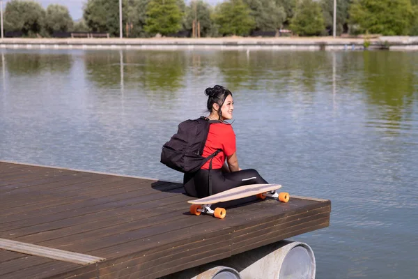 Mädchen Sitzt Auf Einem Steg See Mit Rucksack — Stockfoto