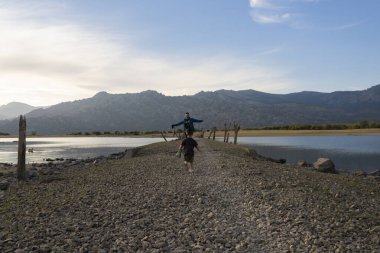 Baba oğul kenar mahallelerde eğleniyorlar.
