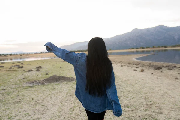 Jovem Com Cabelo Preto Longo Virado Trás Natureza — Fotografia de Stock