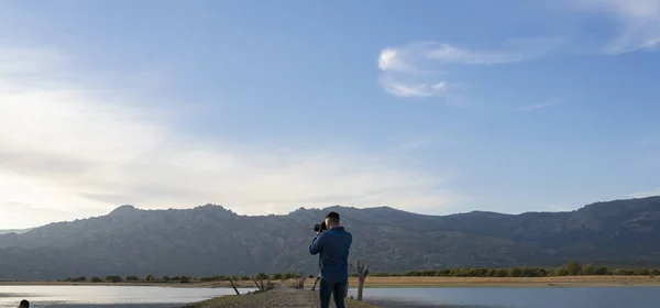 Attraktive Junge Fotograf Fotografieren Der Natur — Stockfoto