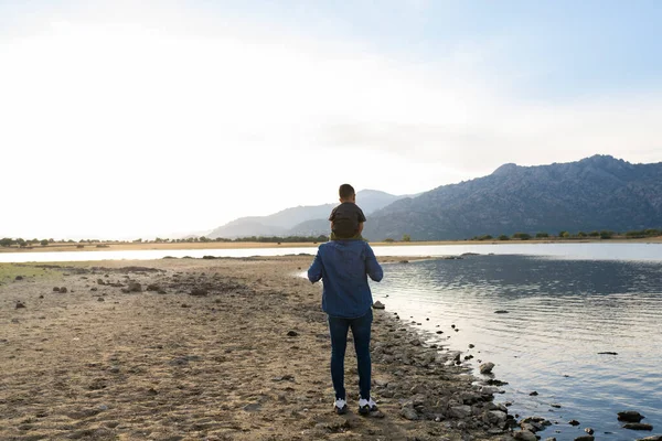 Joven Niño Levanta Sus Brazos Feliz — Foto de Stock