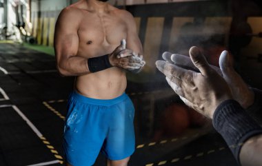 Spor salonundaki adamın elinde magnezyum kullandığı fotoğraf montajı.