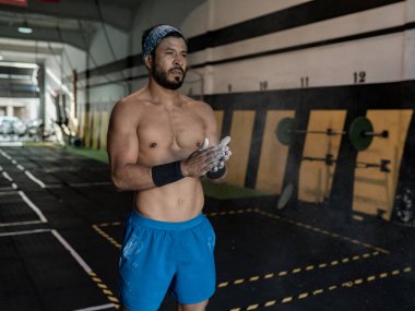 Adam spor salonunda elinde magnezyum kullanıyor.