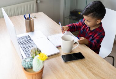 Dizüstü bilgisayarlı küçük çocuk.