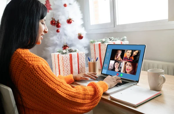 Mujer Celebrando Navidad Línea Con Familia Por Videollamada — Foto de Stock