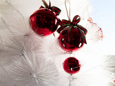 Noel ağacından sarkan Noel süsleri