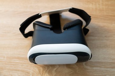 Masadaki sanal gerçeklik gözlükleri.