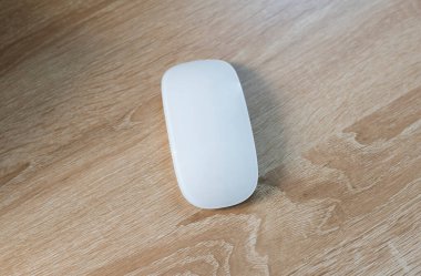 Masadaki beyaz fare.