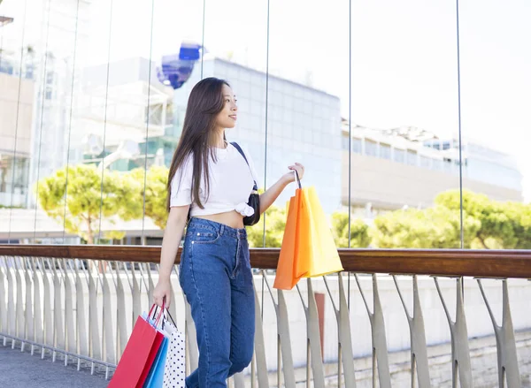 Mujer Feliz Compras Ciudad Con Bolsas Colores —  Fotos de Stock