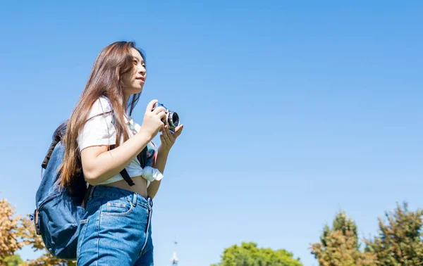 Menina Japonesa Com Uma Câmera Fundo Céu Espaço Cópia — Fotografia de Stock