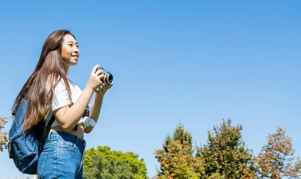 Uma Menina Com Câmera Fotos Livre Espaço Cópia — Fotografia de Stock