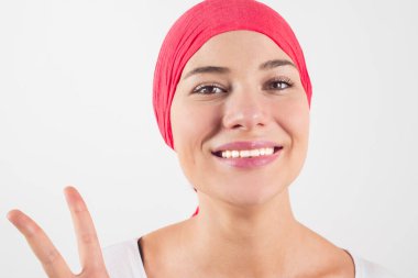 Kemoterapiden sonra beyaz arka planda iyimser kadın