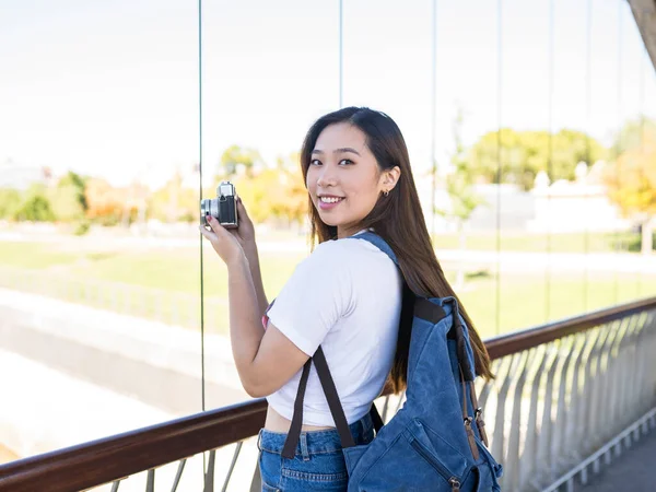 Mulher Asiática Com Câmera Fotográfica Mochila Cidade — Fotografia de Stock