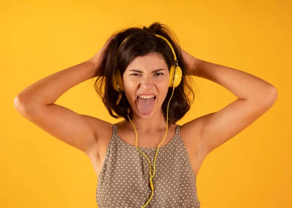 Mujer Escucha Música Con Auriculares Amarillos Fondo Amarillo —  Fotos de Stock
