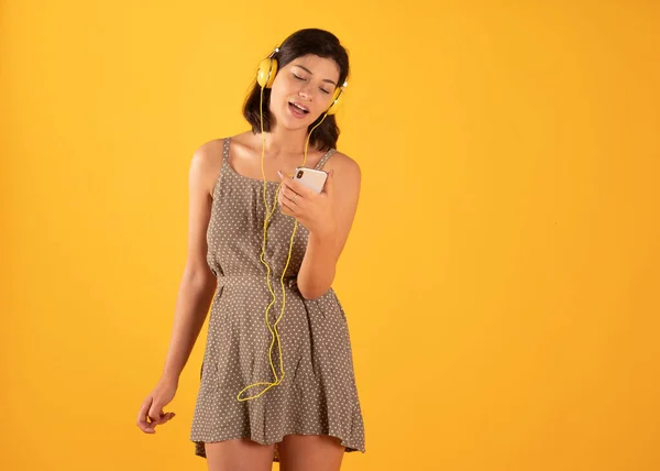 Mujer Escucha Música Con Smartphone Auriculares Felices —  Fotos de Stock