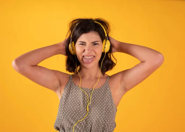 Mujer Escucha Música Con Auriculares Amarillos Fondo Amarillo —  Fotos de Stock
