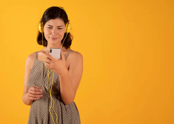 Mujer Escucha Música Con Smartphone Auriculares Felices —  Fotos de Stock