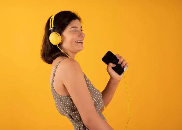 Mujer Escucha Música Con Smartphone Auriculares Felices —  Fotos de Stock