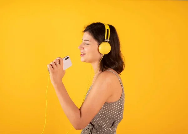 Mujer Escucha Música Con Auriculares Amarillos Fondo Amarillo —  Fotos de Stock