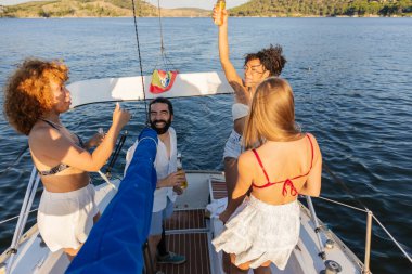 Çeşitli yetişkin arkadaş grupları kutlama yapıyor ve eğleniyor, eğlence teknesinde içki yetiştiriyor, suda rahat bir yaz tatilinin tadını çıkarıyorlar.