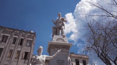 Küba, Havana - 15 Ekim 2016: şehir turu, Küba'da sömürge döneminin ana konumlar ziyaret edin. Eski sokaklar, ana kare, vatandaşlar. Hayat için Havana'bir turist gözüyle.