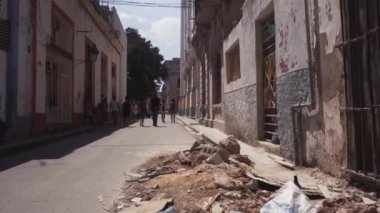 Küba, Havana - 15 Ekim 2016: şehir turu, Küba'da sömürge döneminin ana konumlar ziyaret edin. Eski sokaklar, ana kare, vatandaşlar. Hayat için Havana'bir turist gözüyle.