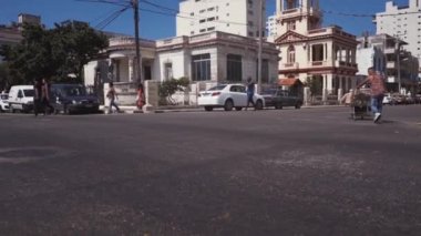 Küba, Havana - 15 Ekim 2016: şehir turu, Küba'da sömürge döneminin ana konumlar ziyaret edin. Eski sokaklar, ana kare, vatandaşlar. Hayat için Havana'bir turist gözüyle.