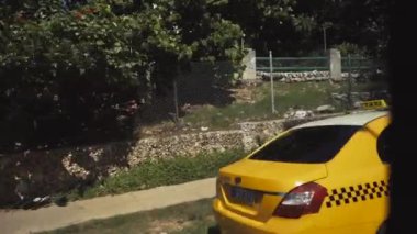 Küba, Havana - 15 Ekim 2016: şehir turu, Küba'da sömürge döneminin ana konumlar ziyaret edin. Eski sokaklar, ana kare, vatandaşlar. Hayat için Havana'bir turist gözüyle.