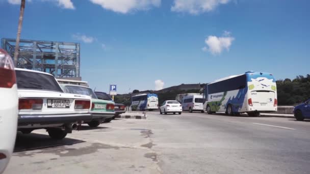 CUBA, HAVANE - 15 OCTOBRE 2016 : visite de la ville, visite des principales attractions de la période coloniale à Cuba. Les vieilles rues, la place principale, les citoyens. La vie à travers les yeux d'un touriste à La Havane . — Video