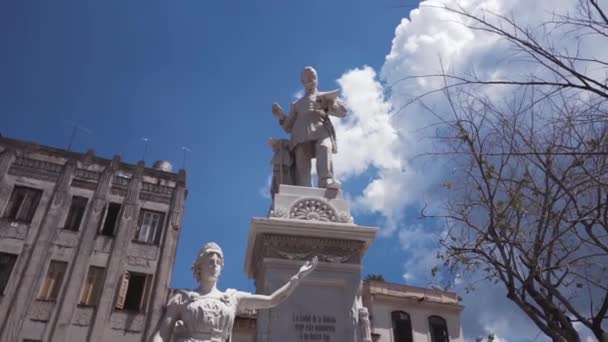 CUBA, LA HABANA - 15 de octubre de 2016: city tour, visita a los principales atractivos de la época colonial en Cuba. Las viejas calles, la plaza principal, los ciudadanos. La vida a través de los ojos de un turista en La Habana . — Vídeo de stock