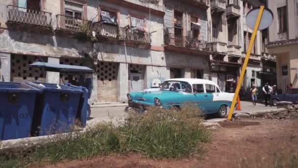 CUBA, HAVANA - OCTOBER 15, 2016: city tour, visit the main attractions of the colonial period in Cuba. The old streets, the main square, the citizens. Life through the eyes of a tourist in Havana. — Stock Video