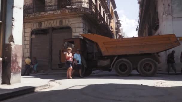 CUBA, HAVANA - OUTUBRO 15, 2016: city tour, visite as principais atrações do período colonial em Cuba. As ruas antigas, a praça principal, os cidadãos. Vida através dos olhos de um turista em Havana . — Vídeo de Stock