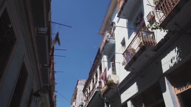 CUBA, LA HABANA - 15 de octubre de 2016: city tour, visita a los principales atractivos de la época colonial en Cuba. Las viejas calles, la plaza principal, los ciudadanos. La vida a través de los ojos de un turista en La Habana . — Vídeo de stock