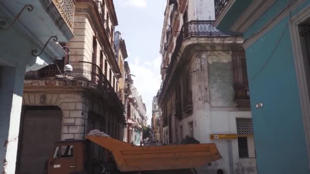 CUBA, HAVANA - OCTOBER 15, 2016: city tour, visit the main attractions of the colonial period in Cuba. The old streets, the main square, the citizens. Life through the eyes of a tourist in Havana. — Stock Video