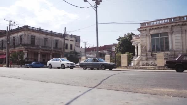 CUBA, LA HABANA - 15 de octubre de 2016: city tour, visita a los principales atractivos de la época colonial en Cuba. Las viejas calles, la plaza principal, los ciudadanos. La vida a través de los ojos de un turista en La Habana . — Vídeo de stock