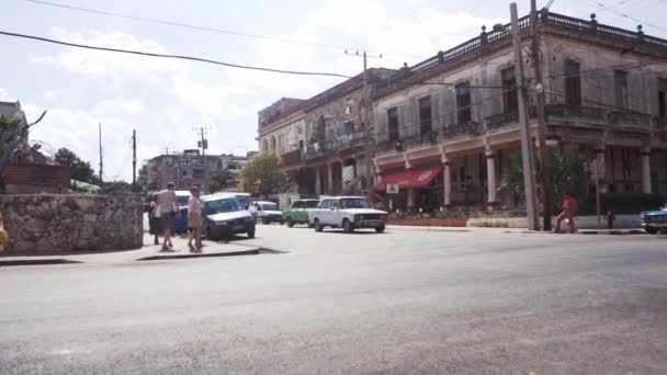 Küba, Havana - 15 Ekim 2016: şehir turu, Küba'da sömürge döneminin ana konumlar ziyaret edin. Eski sokaklar, ana kare, vatandaşlar. Hayat için Havana'bir turist gözüyle. — Stok video