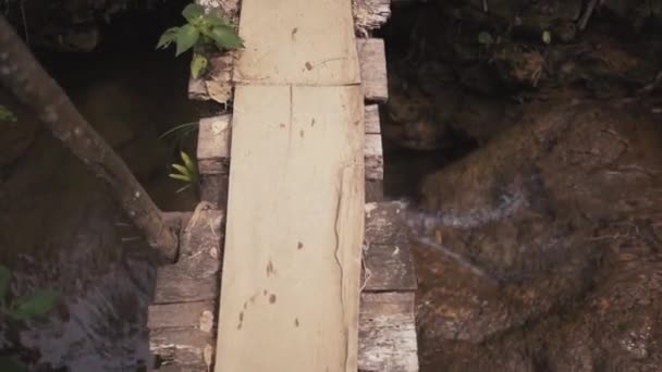 Jambes homme marchant sur un pont en bois, vue d'en haut . — Video