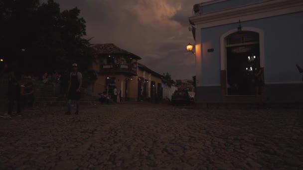 キューバ、トリニダード - 2016 年 10 月 18 日: 市内観光。古い町並み、メイン広場、市民。トリニダードの観光客の目を通して人生. — ストック動画