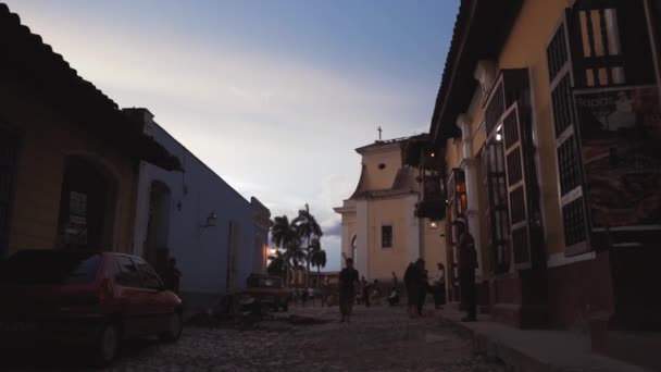 Cuba, Trinidad - 18 oktober 2016: rondleiding door de stad. De oude straten, het centrale plein, de burgers. Leven door de ogen van een toerist in Trinidad. — Stockvideo