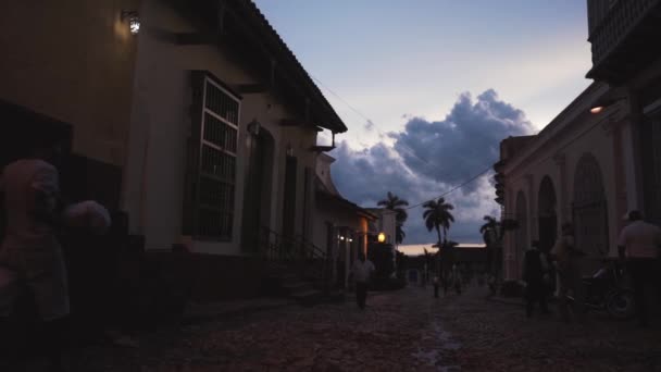 Kuba, Trinidad - 18 oktober 2016: stadsrundtur. De gamla gatorna, Stortorget, medborgarna. Liv genom ögonen på en turist i Trinidad. — Stockvideo