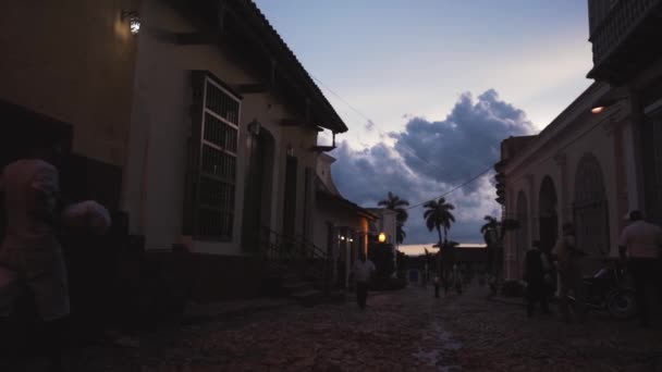 CUBA, TRINIDAD - OCTOBER 18, 2016: city tour. The old streets, the main square, the citizens. Life through the eyes of a tourist in Trinidad. — Stock Video