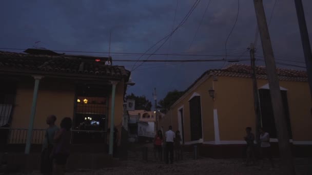 古巴, 特立尼达和多巴哥-2016年10月18日: 城市游览。旧街道, 主广场, 市民。在千里达的游客眼中的生活. — 图库视频影像