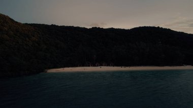 Bir kumul Ko Adası üzerinden uçakla. Yatlar demirli adanın yakınlarında. Yumuşak sarı kum plaj hattı. Beach bungalov. Tüm adanın tropik ada kapsar.