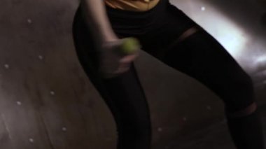 Bir fitness antrenörü kız dumbbells ile egzersizler bir dizi bir fitness salonunda gösterir..